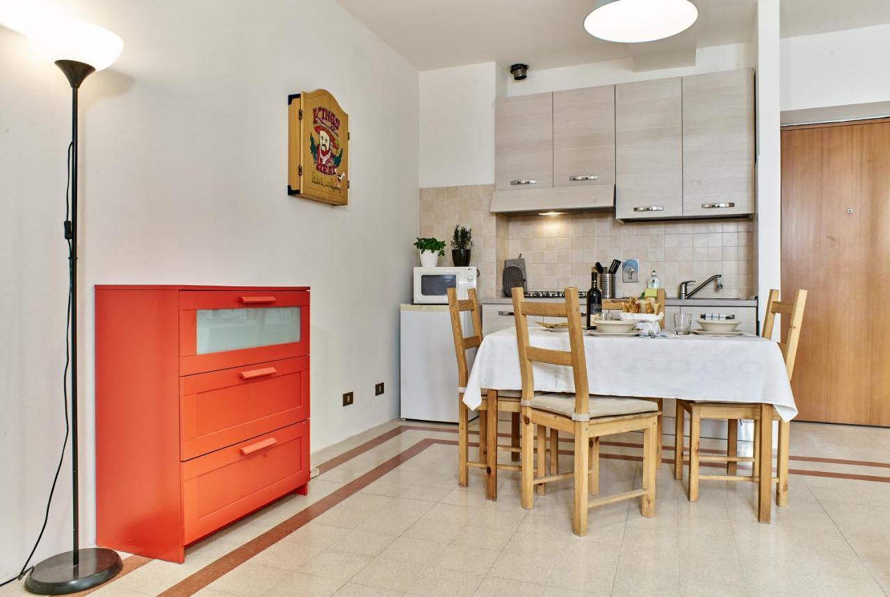 Colorato E Vivace Bilocale Apartment Лука Екстериор снимка